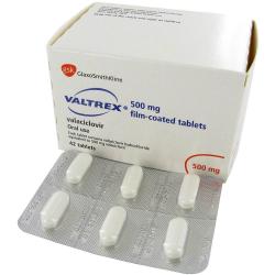 Pakke med Valtrex 500 mg filmdrasjerte tabletter med blisterpakning foran