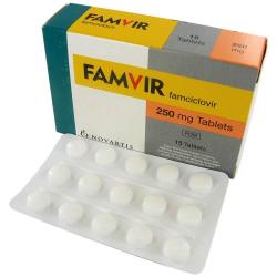 Blisterpakke med 15 stk Famvir (Famciklovir) 250 mg tabletter foran esken