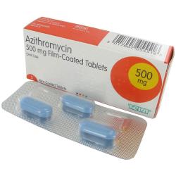 Pakke med Azithromycin 500 mg, 3 filmdrasjerte tabletter synlig i blisterpakning