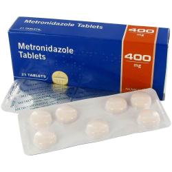 Forsiden av en Metronidazol 400mg eske, med tabletter i blisterpakning foran