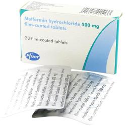 Forsiden av en Metformin (Pfizer) 500mg eske som inneholder 28 filmdrasjerte tabletter, med en blisterpakning foran