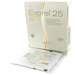 Boks med Evorel 25, et individuelt innpakket hormonplaster ligger foran