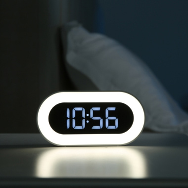 Mann liegt im Bett im Dunkeln