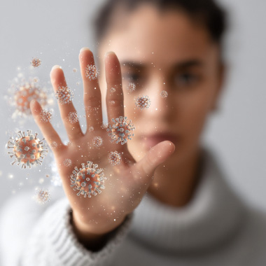 Nahaufnahme einer männlichen Hand, die einen potenziellen Virus stoppt.