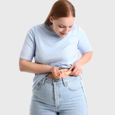 Eine übergewichtige Person injiziert sich einen Saxenda-Pen in den Bauch