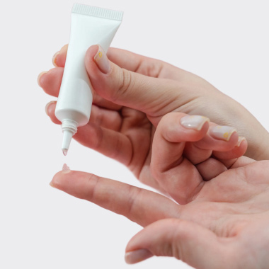 Nahaufnahme Creme auf Fingerspitze