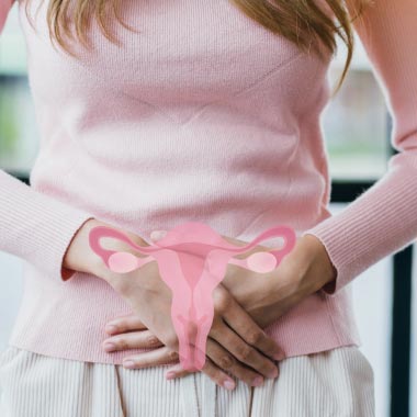 Glückliche Frau mit Verhütungsmitteln vor rosa Hintergrund.