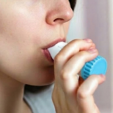 Illustration Person hält den Bricanyl-Inhalator im Mund.