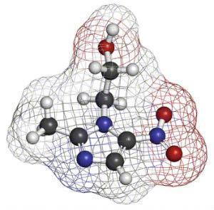 røde og blå molykyler, som viser metronidazols kemiske sammensætning