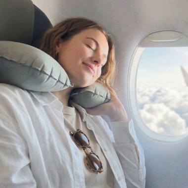 En kvinde, der sover på en fly