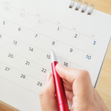 Un calendrier et un stéthoscope côte à côte sur fond bleu.