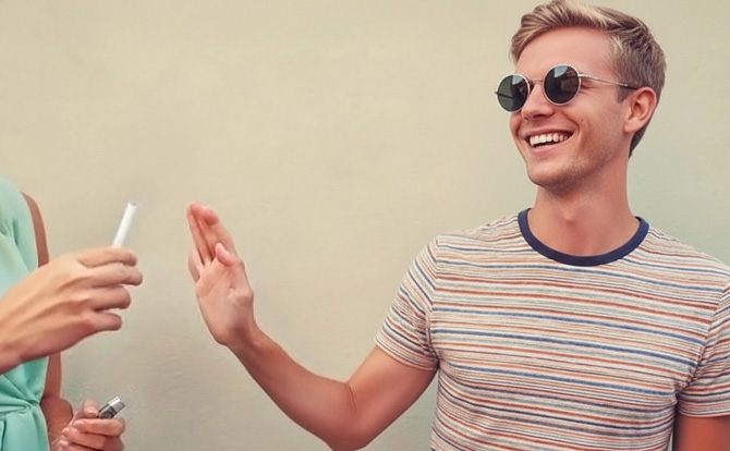 Gros plan d’une femme cassant une cigarette en deux.