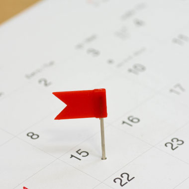 Calendrier avec un petit drapeau rouge épinglé