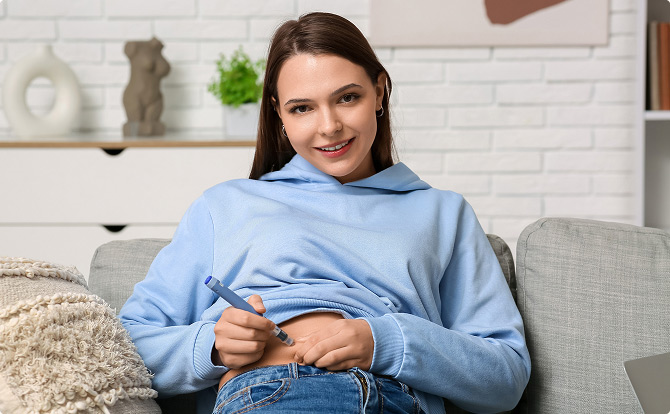 Image illustrant un stylo injectable Saxenda avec un mètre ruban enroulé autour.