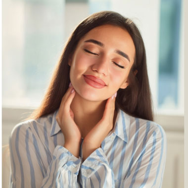 Femme souriante à l’extérieur