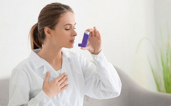 Une jeune femme utilisant un inhalateur violet contre l’asthme