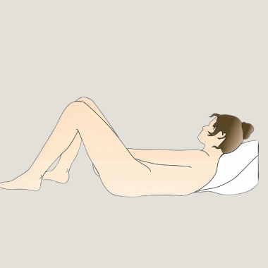 Ilustração de uma mulher nua deitada de costas, a inserir um anel contracetivo