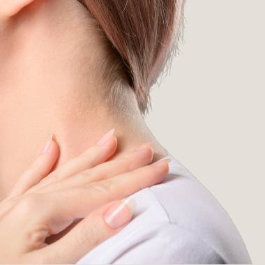 Plano aproximado do lado da cabeça de uma mulher