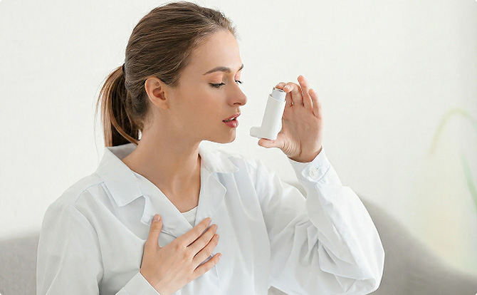 Ung kvinna som använder en vit inhalator.